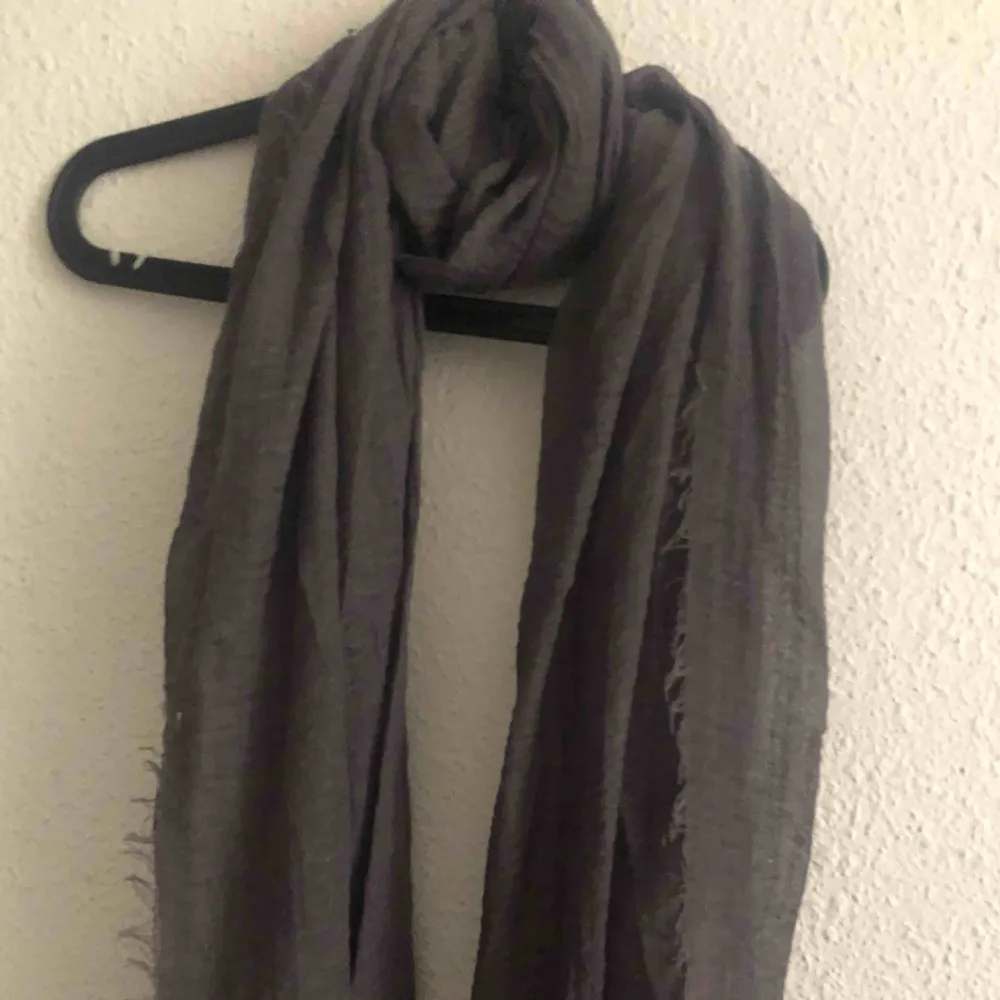 Delicate gray scarf. Accessoarer.