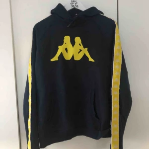  - Kappa Hoodie strl L  Skick 9/10 Säljer pågrund av att den inte passar min stil 