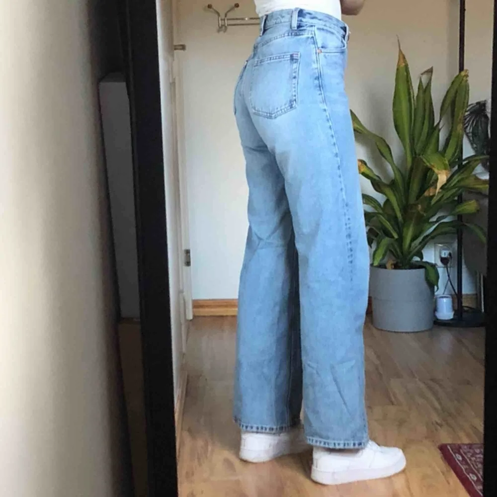 yoko från monki i färgen mid blue! jag är 169cm✨frakt 65kr. Jeans & Byxor.