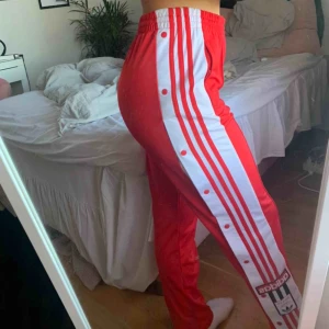  - Ett par röda adidas byxor , väldigt sköna och coola  Har använt dem väldigt några gånger kanske 4 gånger, Säljer dem för 300 kr 