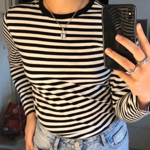 - Randig tröja från h&m, använd ett fåtal gånger för att ha under t-shirts, mycket fint skick. 70kr inkl frakt. Har också en i röd/vit till salu i min profil.