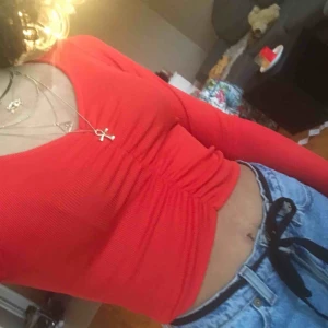  - Asfin orange tröja från bikbok som passar XS-S, köparen står för frakt🧡🧡