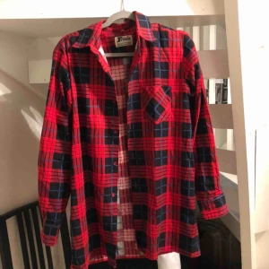  - Säljer denna ursnygga oversize skjortan som är i strlk M, hör av dig om du är intresserad💕💕
