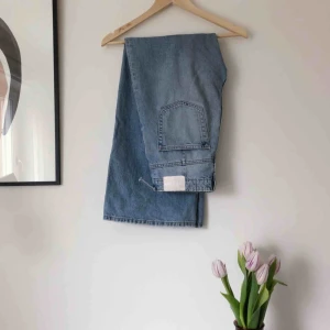  - Modell Ace och färg Wow Blue. En av hällorna är trasig. Frakt tillkommer. 