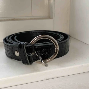  - Säljer detta skärp i äkta läder, köpt på second hand. Ett jättefint skärp generellt, men säljer pga att jag personligen inte vill ha äkta läder. Made in Italy.