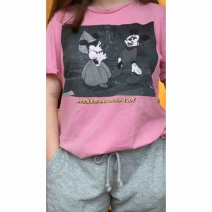  - Säljer den här fina t-shirten från Zara. Ord priset var ca 299:-. Texten på tröjan säger ”Your kisses are addictive”, och trycket ovanför är musse och mimmi pigg. Tröjan ser ut att vara lite urtvättad men så köpte jag den. Säljer pga ingen användning.