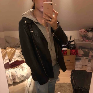  - En jätte snygg oversized skinnjacka från zara i storlek S, lite lång på mig och jag är 162 så bättre om du kanske är över det❤️❤️  Högsta bud är nu 250kr🥰
