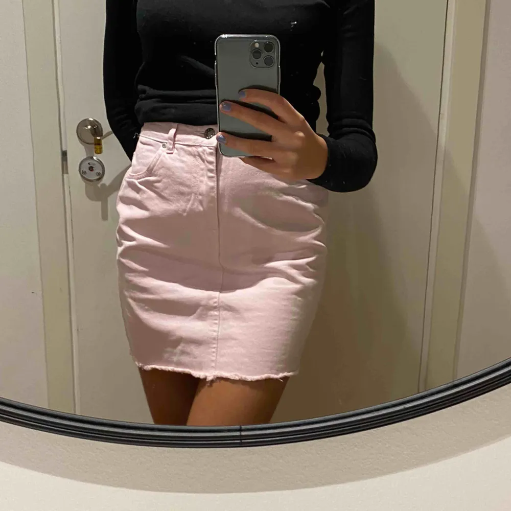 Ljusrosa kjol från NLY trend. Super fin kjol, säljer för att den inte kom till användning. Endast använd 1 gång!! Köparen står för frakten💕. Kjolar.