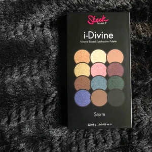  - Säljer denna fina ögonskuggspaletten från Sleek. Den är både oanvänd och plomberad. ❣️