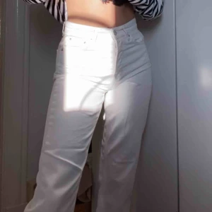  - Raka vita jeans från Gina! 