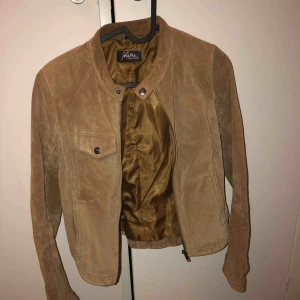  - Mocka jacka från Jofama i storlek 34. Fint skick och supersnygg färg. Säljer pga att den blivit lite för liten för mig. Köparen står för frakten 