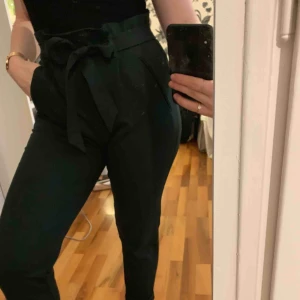  - Supersnygga mörkgröna byxor från Zara. Knyte i midjan och fickor framtill. Passar strl XS/S, mycket fint skick! Kan mötas upp i Växjö annars står köpren för frakt 💖