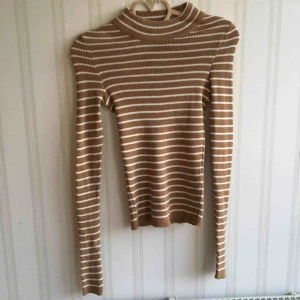  - Stickad turtle neck från ginatricot. Köparen står för frakten.