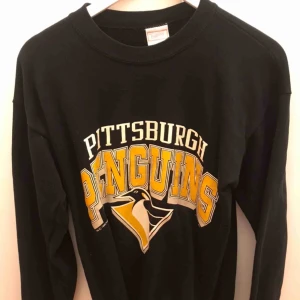  - L i storleken men passar M 7/10 skick Marinblå Säljes pga. För liten