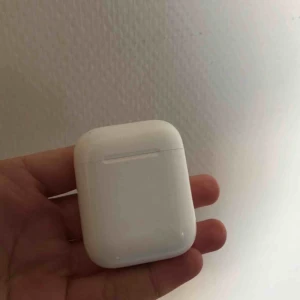  - Äkta AirPods CASE. Tappade bort själva lurarna så oanvändbar för mig, men tänkte kolla om någon är i behov av fodralet. Köpt i november och använd varsamt så den fungerar felfritt. 