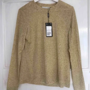  - Jätte fin gul fläckig långärmad tröja från weekday, aldrig använd och prislappen kvar. 100kr exklusive frakt 💕