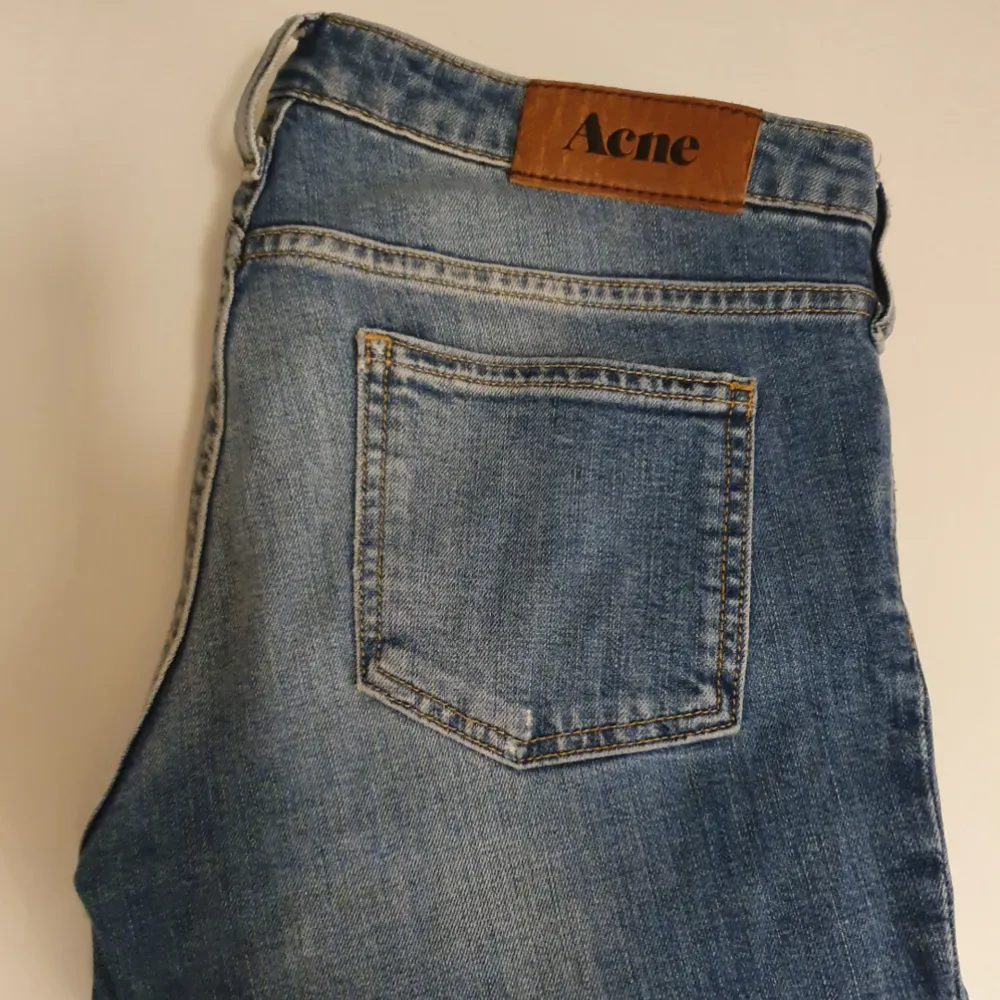 Acne jeans, använda ca 4 timmar en kväll, så i princip nya!! Perfekta blå färgen! Säljer dem vidare då de tyvärr var lite stora på mig. Är som en 29 brukar vara i storlek.  Frakt betalas v köparen!. Jeans & Byxor.