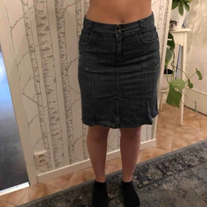  - Stretchig jeanskjol med fickor fram! Oanvänt skick!