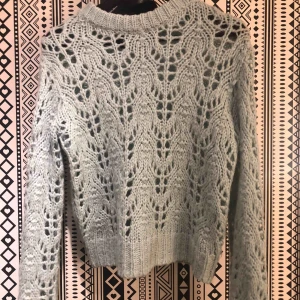  - Jätte fin turkos stickad tröja, endast använd en gång, frakten är in räknad i priset 