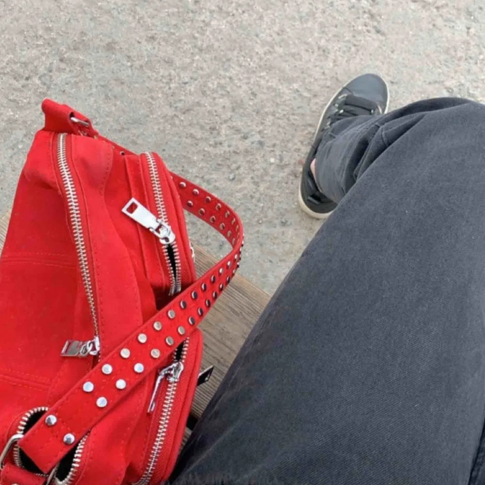 Säljer nu min röda noella väska, den är i en fin röd färg som gör väskan lite roligare, inte använts så mycket så är i bra skick och inga skador, skriv om ni undrar något, priset kan diskuteras . Väskor.