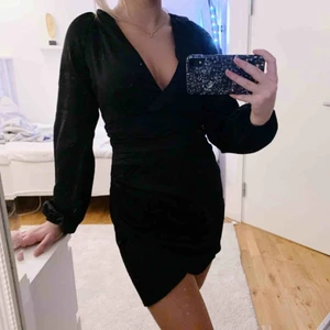  - Svart satinklänning från boohoo med fin urringning. Aldrig använt och därav är prislappen kvar. Fraktar men köparen står för fraktkostnad😄