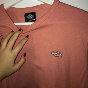  - Skitsnygg DICKIES longsleeve, som jag tyvärr aldrig använder. Strl XS men är lång i ärmarna!! Köparen står för frakt 🦋🦋 