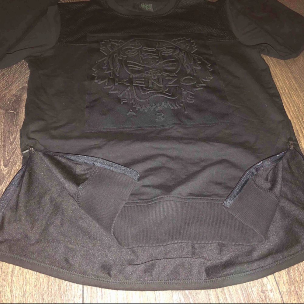En svart Kenzo tröja som är lite over size, är lite längre där bak och har två dragkedjor på sidorna. Köpt för lite över två år men använd bara två gånger är dessutom i jätte bra skick.. Tröjor & Koftor.