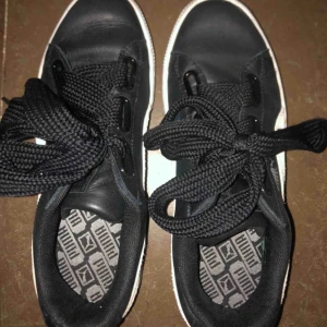  - Säljer ett par riktigt snygga puma skor. Säljer pgr av att de är för stora. Använda en gång. Köpte för ca 550kr. Skriv för fler bilder etc.