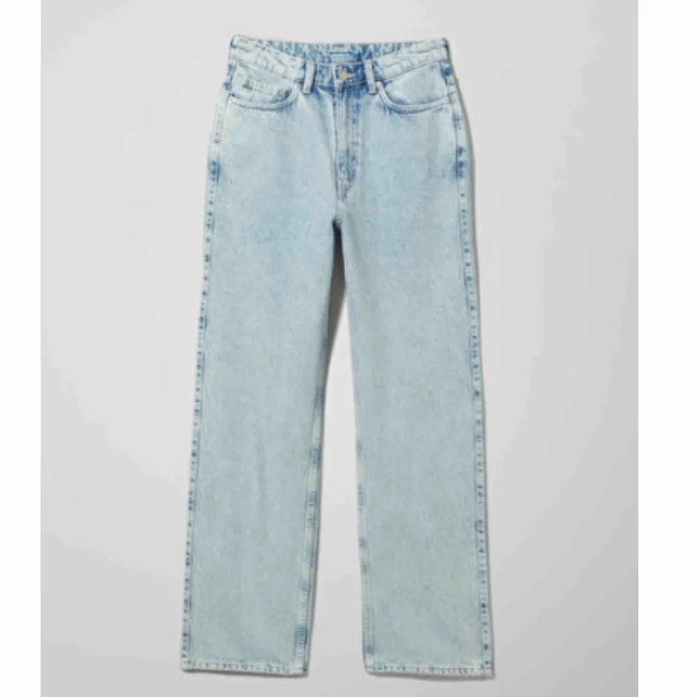 Weekday ”Rowe Extra High Straight Jeans” i färgen ”Ecco black” storlek 28/30. Säljer pga för stora, använda men i nyskick. Orginalpris: 500kr, säljer för 300+frakt Skriv för fler bilder/intresse:). Jeans & Byxor.