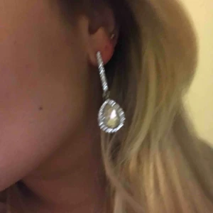  - Har lossnat en liten liten sten ifrån ena örhänget men de syns inte alls. 