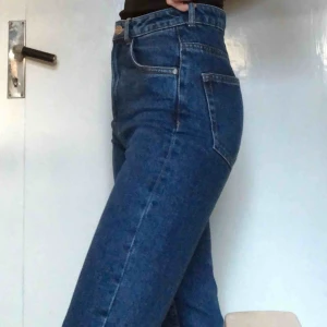  - mörkblå demin jenas från zara, knappt använda!🖤storlek 32 (xs), pris 150kr + frakt🖤