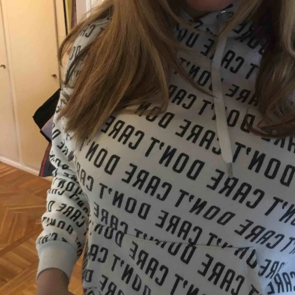 Hoodie from New Yorker med texted “don’t care” över hela. Lite nopprig men annars som ny!. Hoodies.