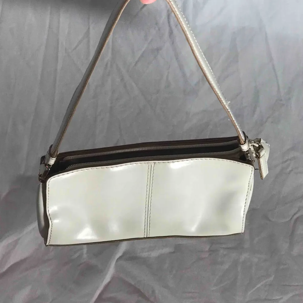 Jättegullig vit handväska som passar utmärkt för plånboken! Frakt 44kr🧚🏼🧚🏼. Accessoarer.