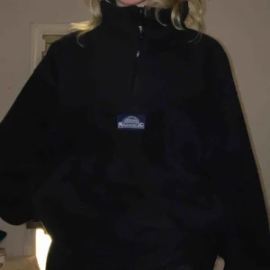  - suupermysig fleece (ish) med dragkedja i kragen, fickor & justerbar i midjan!✨🥺 den är bara använd ett fåtal gånger