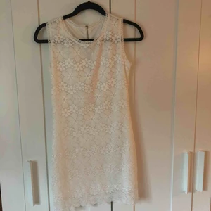  - Vit kort spetsklänning anv ett fåtal ggr. Köparen står för porto