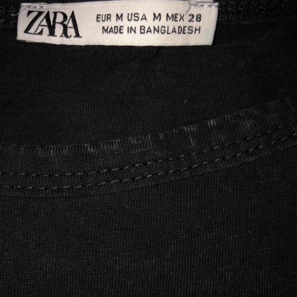 Oanvänd svart/ melerad croppad t-shirt från Zara. Storlek M, bra skick, nyinköpt! Säljer på grund av brist på användning. Pris kan diskuteras beroende på frakt!. T-shirts.