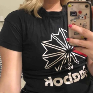  - Svart Tröja från Reebok, köpt på Urban outfitters för 300kr. Använd 1-3 gånger, den är tajt i modellen. Slitsarna på sidan är en del av tröjan och är en snygg detalj.<3