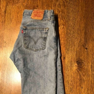  - Levis jeans i strl W 26/27, L 34. Modell 501.