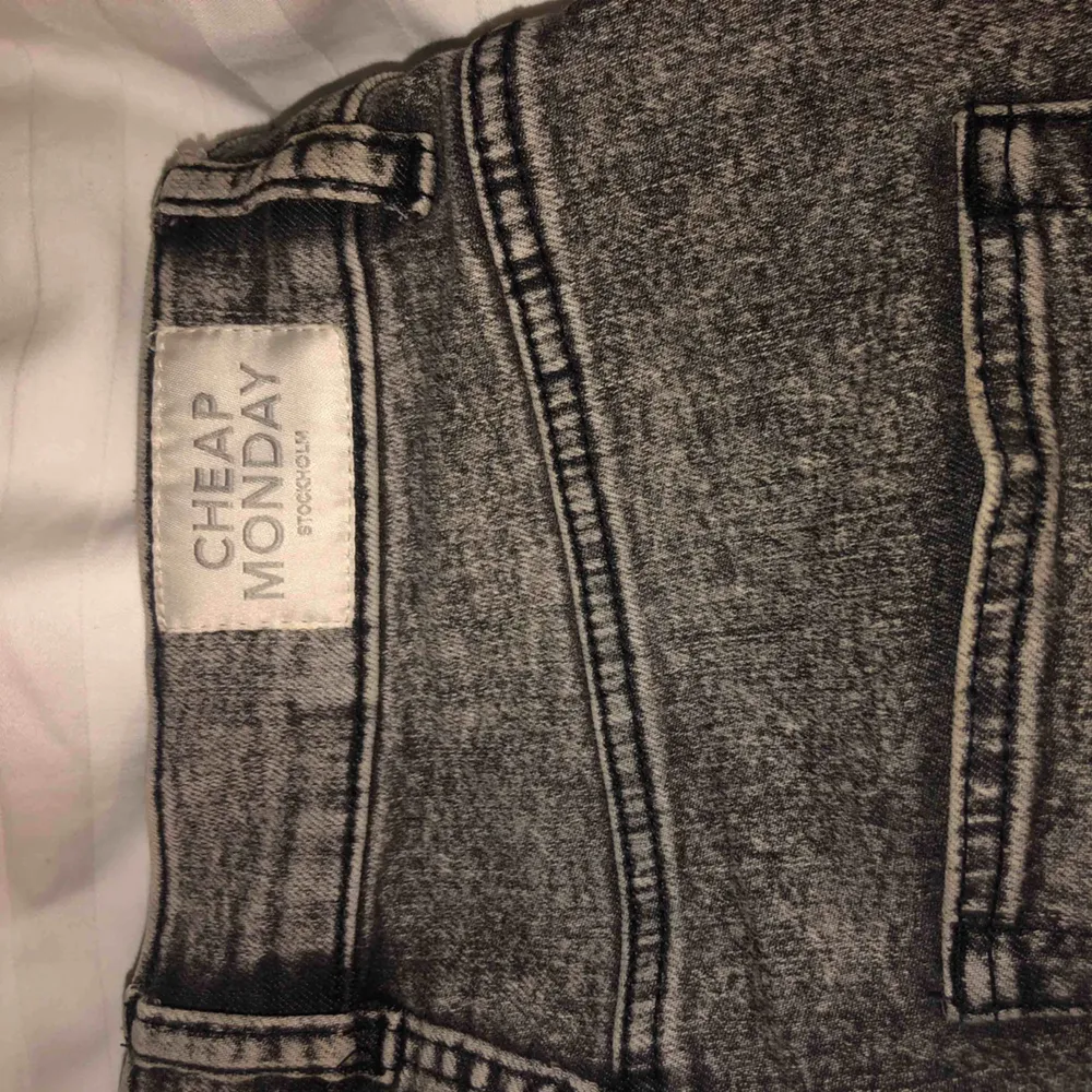 Svartgråa (stonewashed) skinnyjeans från Cheap Monday, storlek 28/29. Högmidjade & stretchiga, hål/slitningar på båda knäna. Använda ca 3/4 gånger, väldigt bra skick!. Jeans & Byxor.