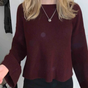  - En fin vinröd stickad tröja från NAKD,  Använd 2 gånger och helt ny!  Köppt för 299kr