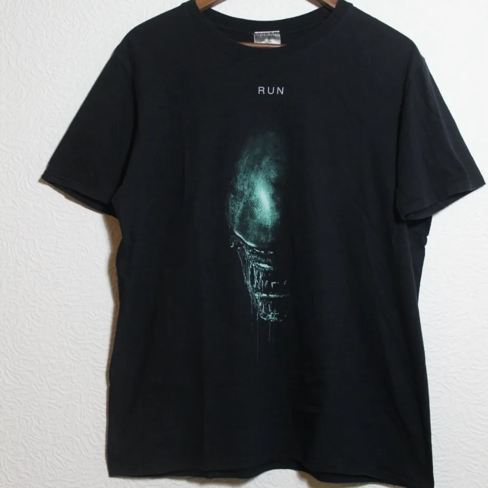 Alien t-shirt, stl S. Passar bra på tjej M. Frakt 44kr.skric vid frågor! . T-shirts.