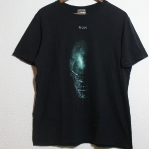 Alien merch t-shirt stl S - Alien t-shirt, stl S. Passar bra på tjej M. Frakt 44kr.skric vid frågor! 