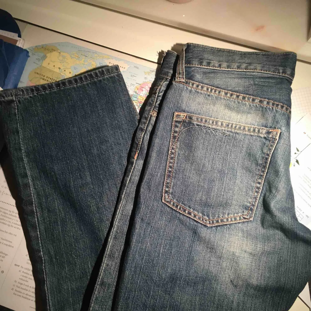 Snygga och trendiga jeans med bra längd. Sitter lite baggy och slutar under naveln. Tyvärr lite stora i midjan för mig😵 Köpta secondhand. Möts i Stockholm eller fraktar❣️. Jeans & Byxor.