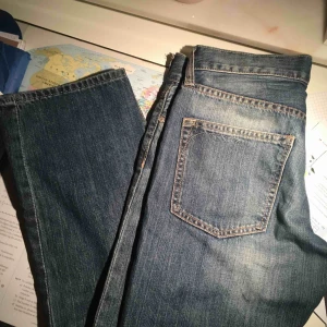  - Snygga och trendiga jeans med bra längd. Sitter lite baggy och slutar under naveln. Tyvärr lite stora i midjan för mig😵 Köpta secondhand. Möts i Stockholm eller fraktar❣️