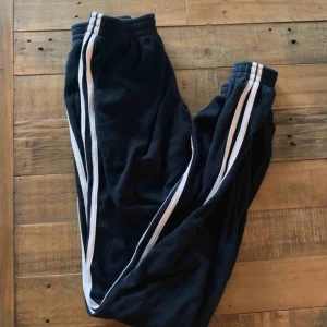  - Ett par höga mjukisbyxor med ränder på sidorna från Brandy Melville (den säger one size men är rätt tajt runt midja och anklar). Bjuder på frakten!