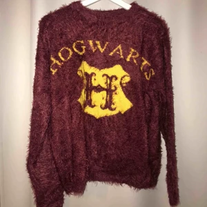  - En super mysig tröja, den är mjuk och en fin vinröd färg 