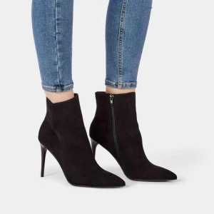  - Skitsnygga boots i mocka, med högglansig klack & sula! Endast provade & Ligger fortfarande i kartong.  Passar 37,5 /38! 