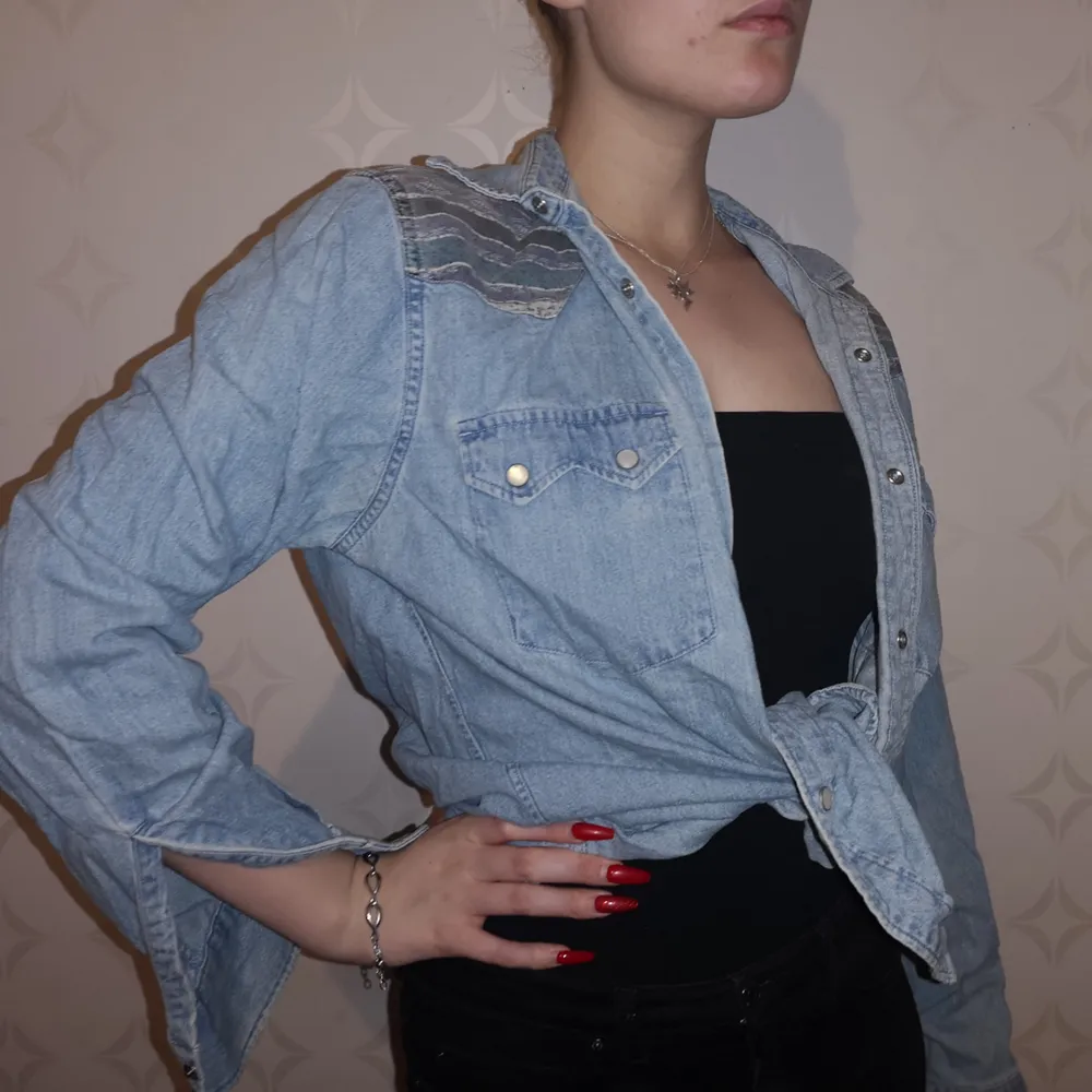 Jeansskjorta i vintagestil 🌸   Kolla in min sida för mer, samfraktar gärna ♥️. Skjortor.