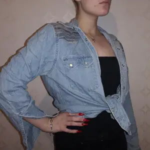 Jeansskjorta i vintagestil 🌸   Kolla in min sida för mer, samfraktar gärna ♥️