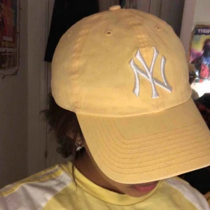  - Så fin gul keps!! Det går att ändra storlek där bak så den passar typ alla💛 hör av er för mer info
